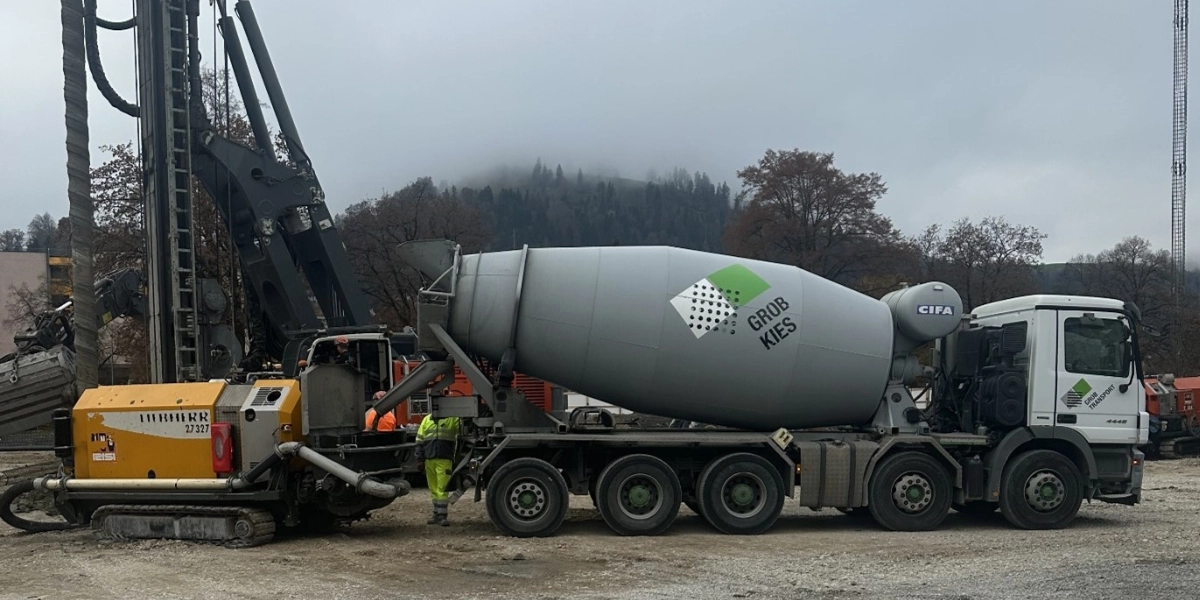 Betonmischer und Bohrgerät auf Baustelle