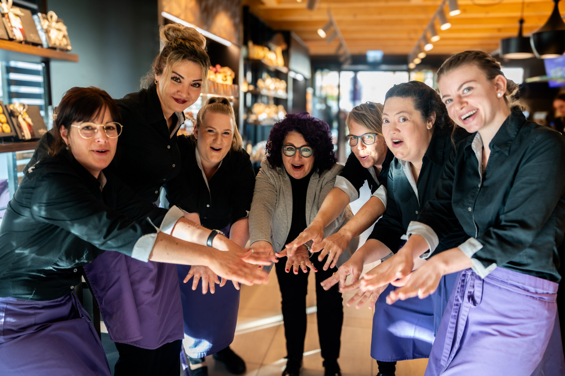 Gruppenfoto von lachenden Frauen im Dunkelblau.