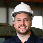 Bauarbeiter mit Helm lächelt