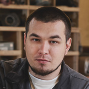 Mann mit kurz geschorenem Haar