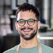 Lächelnder Mann mit Brille